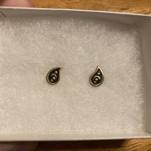 Satya silver studs